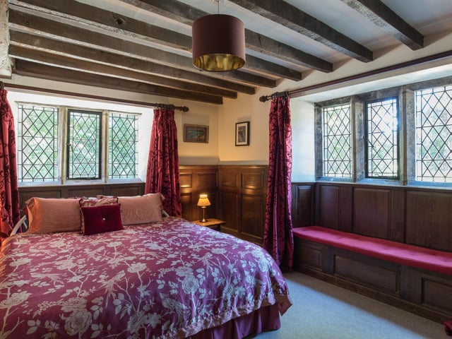 A light and spacious bedroom