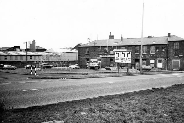 September 1979 and a view across from the Hunslet distributor across to Low Whitehouse Row and the firm of Union Tarpaulins.
