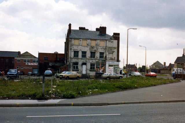Forster Street, foreground, at the junction with Hunslet Road in May 1979. The dilapidated building with boarded windows on the third floor, is Number 315 Hunslet Road, and has a takeaway on the corner, Thomas Dawes & Son.