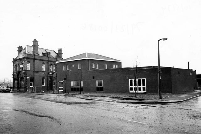 Hunslet Liberal Club on Waterloo Road in May 1979. The Garden Gate Hotel is on the left.