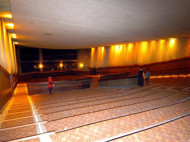 The cinema boasted 900 seats.