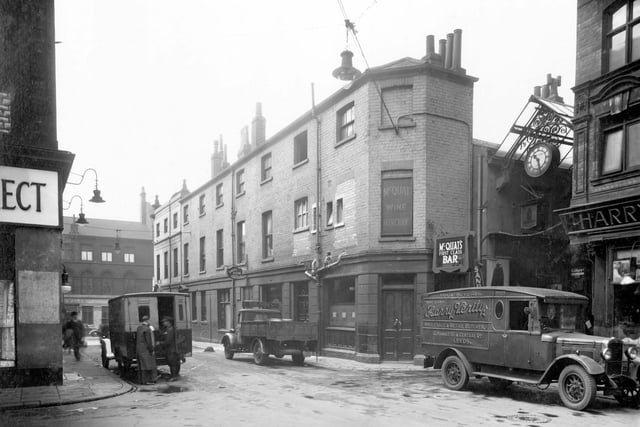 Looking towards Duncan Street, on right, Central Market Hotel, built in 1904, then Market Street Arcade which was completed in 1930 by covering Market Street from Briggate to Central Road.