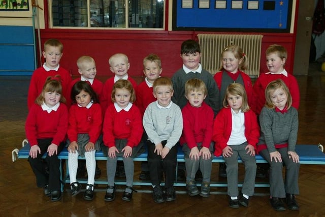 Cliffe Hill School's reception class from 2004.