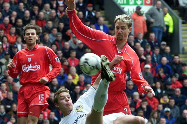 Alan Smith tries an audacious overhead kick as Stéphane Henchoz challenges.