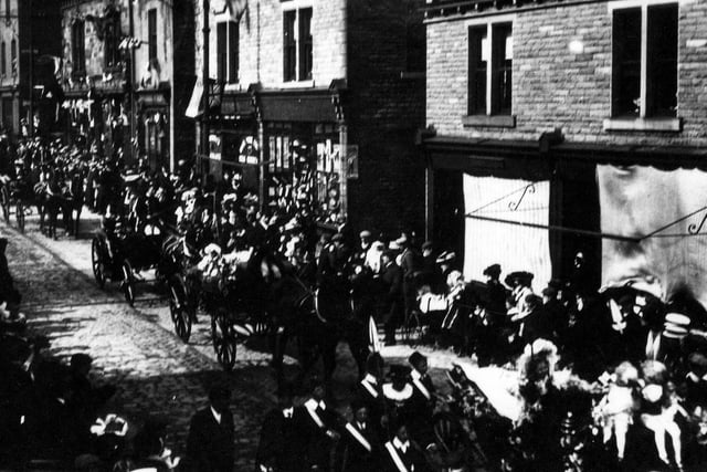 The Carnival Parade travelling along Town Street in May 1907. Participants in horse-drawn carriages include the May Queen and assistants in the front carriage.