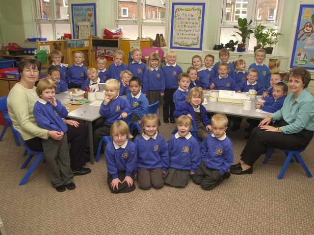 Gladstone Road Infants in 2002, Reception Blue with teacher Anne Marr (right) and Teaching Assistant Pam Lombard (left).