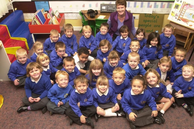 Gladstone Road Infants School in 2002, Reception Green with teacher Janine Ward.