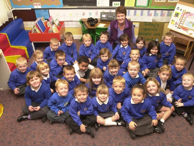 Gladstone Road Infants School in 2002, Reception Green with teacher Janine Ward.
