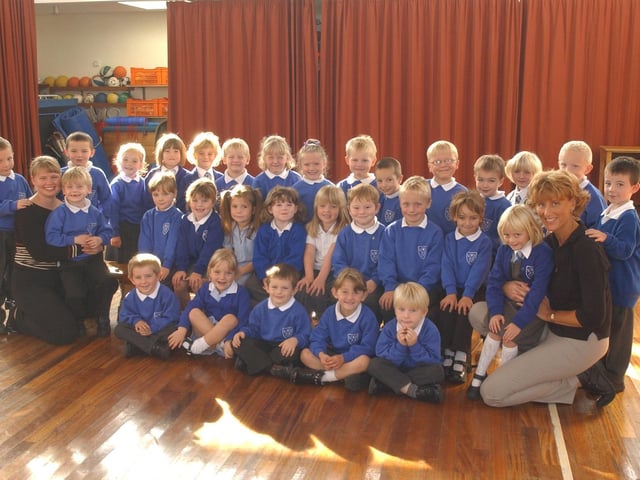 Seamer and Irton in 2002, the morning class (front) with their teacher Paula Dyson (L), and the day class (standing back), with their teacher Susan Knowles (R).