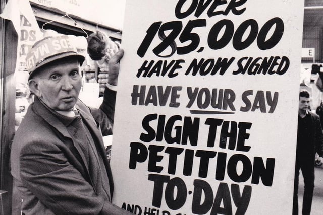 The message is clear - save-the-market campaigner Michael Harwin with the latest total of shoppers against the redevelopment plans in April 1986.