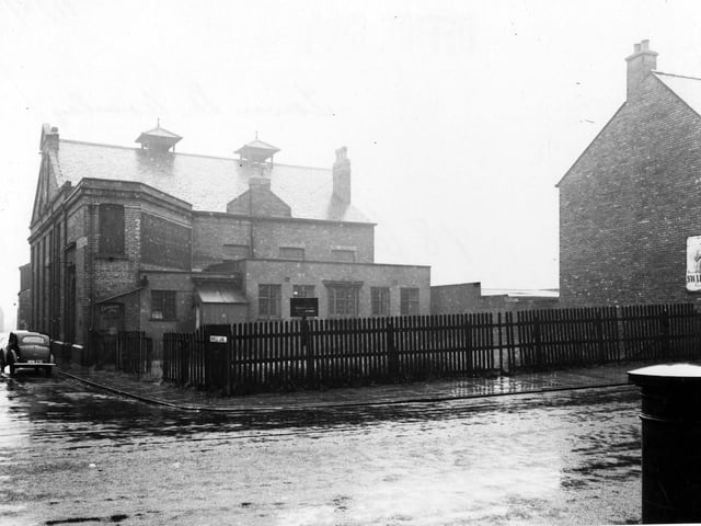 August 1952. Pinfold Lane at junction with Town Street. Denison Hall, headquarters of Royal Ancient Order of Buffaloes (Friendly Society).