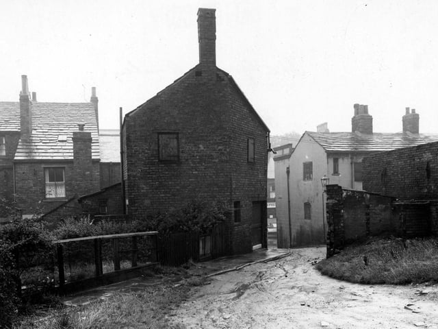 August 1952. Picture shows The Gang in Armley which is located at the back of Town Street.