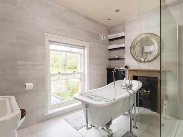 A luxurious bathroom