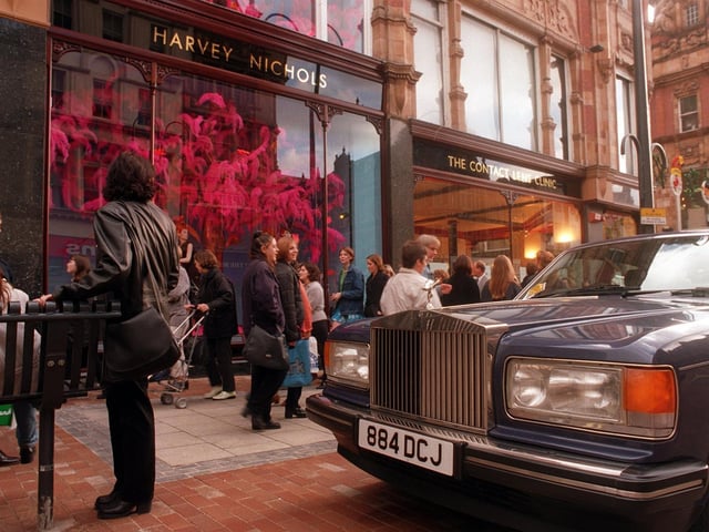 The owner of this Rolls Royce who parked up outside the store was in for a shock.