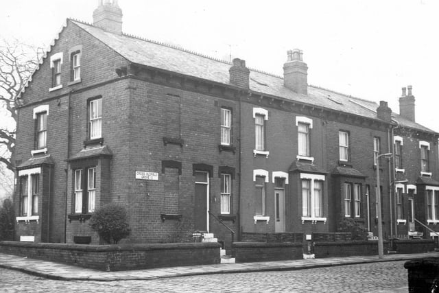 December 1972. On the left of the image the is gable end of the terrace fronts onto Oldfield Grove. On the right is a row of back-to-back terraced houses numbers 1 to 7 Cross Oldfield Grove.