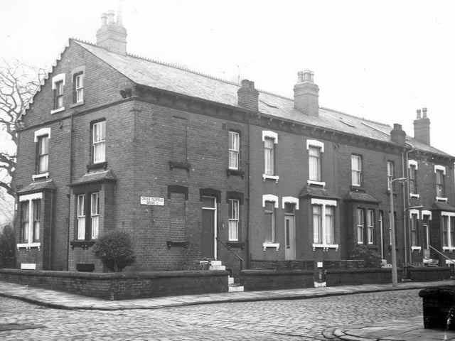December 1972. On the left of the image the is gable end of the terrace fronts onto Oldfield Grove. On the right is a row of back-to-back terraced houses numbers 1 to 7 Cross Oldfield Grove.