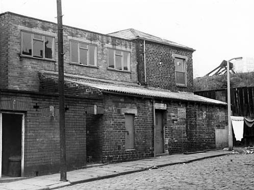 September 1971. This view shows one of two entrances to the premises of Saunders Valve Co Ltd. This entrance was on the end of Kildare Place.