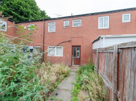 This 3 bedroom mid town house would make a great investment property. In need of modernisation throughout and located in the popular area of Beeston, the property briefly comprises of a kitchen/diner, separate lounge, three bedrooms and separate bathroom and wc. Gardens to front and rear.
