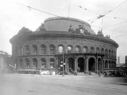 The distinctive dome design was based on the Bourse de Commerce in Paris.