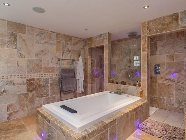 A modern, luxurious bathroom