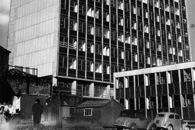 The impressive looking new building of the Leeds College of Technology in April 1959.