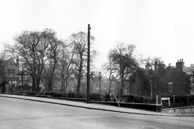 Woodhouse's Blackman Lane with Blenheim Lodge on the left, at the end of Lofthouse Place in November 1964. Next a small park, beyond which Lofthouse Place can be seen. Blenheim Primary School now occupies this site.