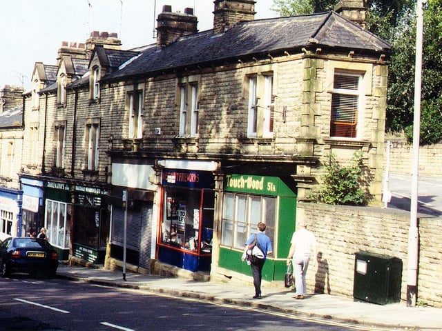 September 1999. Shops on Queen Street by Coffin Corner, the junction with Troy Road which is seen on the right. Shops include Touch-Wood.