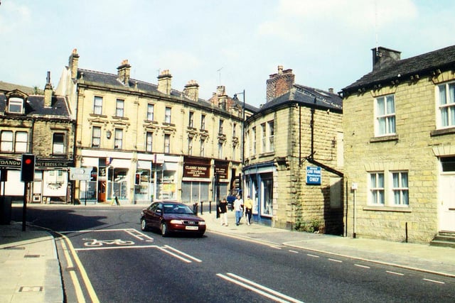 Queen Street looking towards the junction with Morley Bottoms in September 1999. Properties in Morley Bottoms in the background are known as Cheapside and include the Fandango Fancy Dress shop.