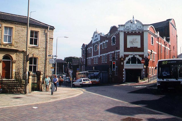 The Fountain junction from Queen Street in September 1999. The former New Pavilion Theatre can be seen on the corner of South Queen Street.