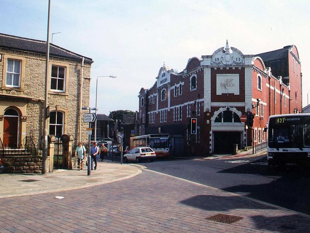 The Fountain junction from Queen Street in September 1999. The former New Pavilion Theatre can be seen on the corner of South Queen Street.