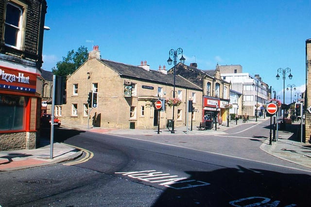 Fountain Junction, from South Queen Street with Fountain Street on the left, Queen Street up ahead and High Street to the right. Pizza Hut is seen on the corner on the left and the Fountain Inn and Benefactory in the centre.