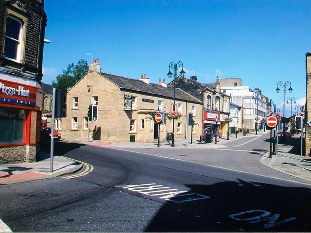 Fountain Junction, from South Queen Street with Fountain Street on the left, Queen Street up ahead and High Street to the right. Pizza Hut is seen on the corner on the left and the Fountain Inn and Benefactory in the centre.