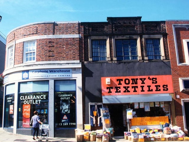 September 1999. A row of shops on Queen Street. On the left, next to the junction with Wesley Street, is the Carphone Warehouse and next to this is Tony's Textiles.