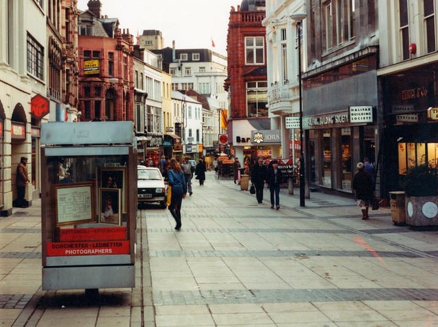Enjoy these photos around Leeds in 1982. Is it a city you remember? PIC: Leeds Libraries, www.leodis.net