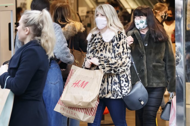 Shoppers headed into Leeds city centre this weekend to squeeze in some last minute Christmas shopping.