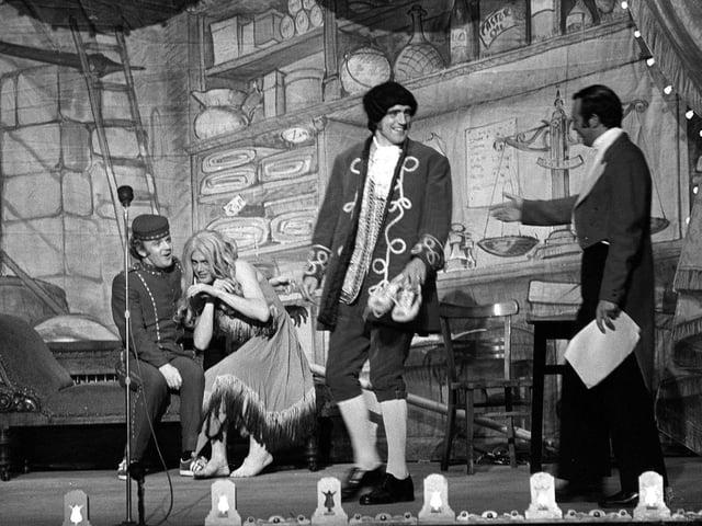 Jimmy Armfield, The Narrator, in full flow with the other players on stage.