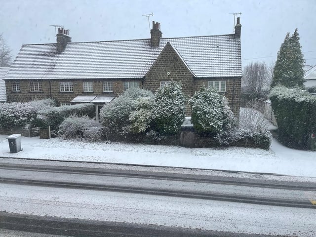 Snow starting to setlle in Alwoodley.