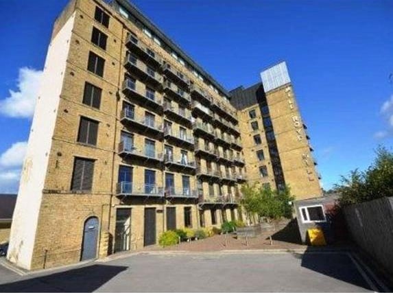 This two bedroom flat is located in Brighouse town centre. It benefits from a communal gym with swimming pool and jacuzzi. Purplebricks - 024 7511 8874