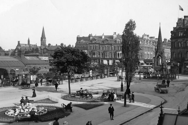 The station square with the monument and gardens in Harrogate in 1913.