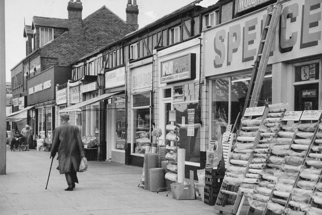 Shoppers in Crossgates pictured in June 1970.