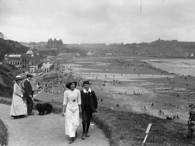 circa 1913: Couples enjoying a bit of sea air, walking along the cliffs at Scarborough.