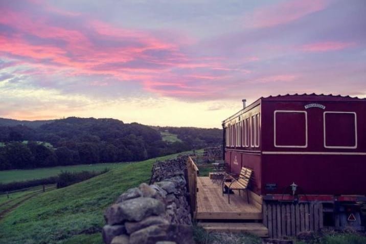 A nostalgic replica railway carriage with a hot tub, beautifully stopped amongst sheep-dotted fields in a North Yorkshire village. Overlooking a sparkling river, and the old Nidd Valley railway line, the carriage boasts stunning views. The 24ft by 9ft carriage sleeps two people.
