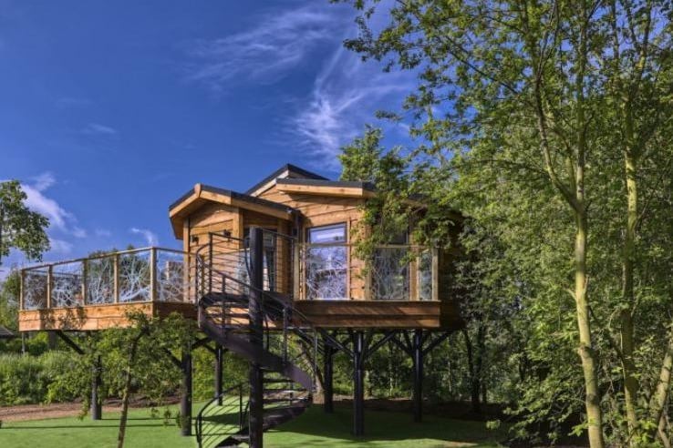 A modern treehouse on an award-winning boutique holiday site at the foot of the Yorkshire Wolds. Facilities include a fully fitted kitchen, ensuite shower room and a decking area with a hot tub. Sleeps two people.