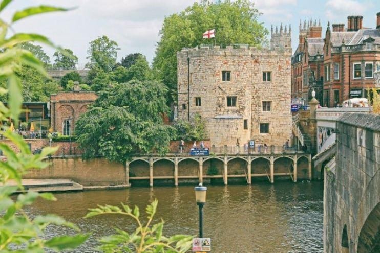 This striking riverside tower in York enjoys panoramic views and a fantastic location in York's Old Town. The tower began life as a key player in the city's defences, before it took on the role of a water tower in Tudor times. A ship-style ladder takes you to a huge roof terrace with views across the city and the river. Sleeps six people