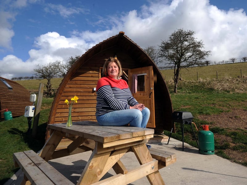 This working farm is a juggernaut for Easter breaks. They are famous for their 'Lambing Experiences,' where children can meet the new arrivals and help with the morning rounds. It offers a true taste of spring in the Yorkshire Wolds. ⛺Flixton, Scarborough, North Yorkshire, YO11 3UJ