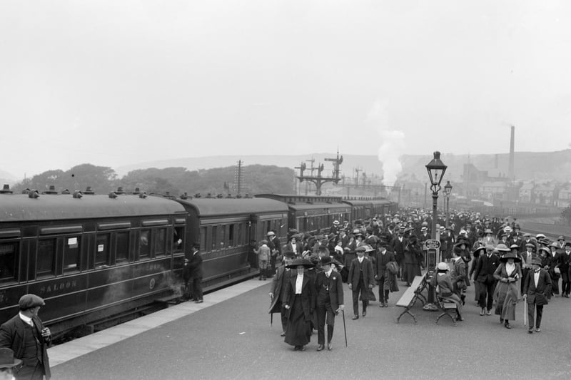 1913: Crowds of day-trippers and holidaymakers arriving on a platform at Scarborough railway station, Yorkshire.