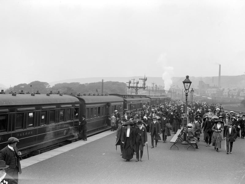 1913: Crowds of day-trippers and holidaymakers arriving on a platform at Scarborough railway station, Yorkshire.