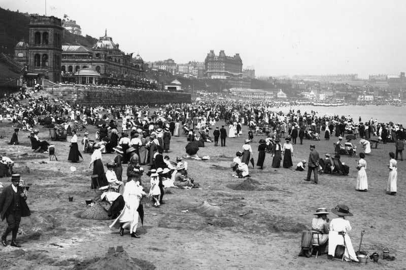 circa 1913: The crowded beach at South Sands, Scarborough.