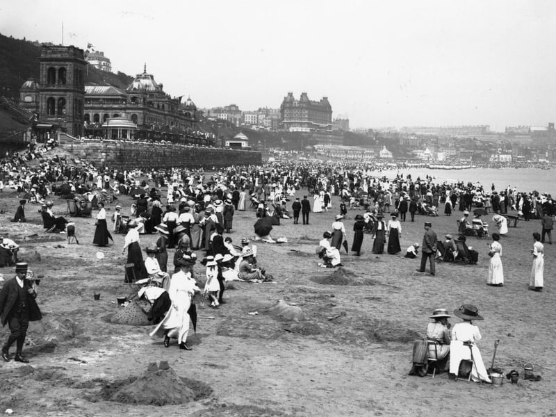 circa 1913: The crowded beach at South Sands, Scarborough.