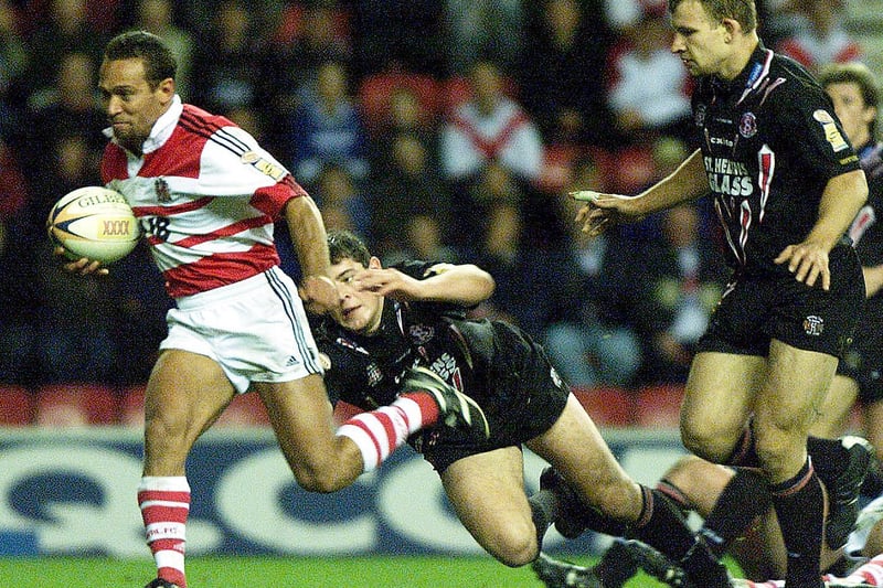 Wigan's Adrian Lam (left) races away from the St Helens defence, as he goes on to score a try during the Tetley's Bitter Super League Final Eliminator game at the JJB Stadium, Wigan, Saturday 6th October 2001.